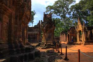 Banteay Srei besticht weniger durch seine Größe als vielmehr durch die kunstvollen Dekorationen.