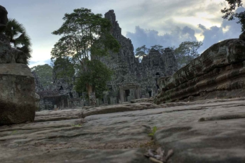 Der Bayon - das Zentrum von Angkor Thom aus der Froschperspektive.