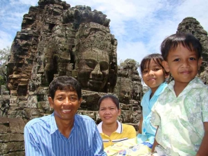 Meine Familie begleitet mich oft auf meinen Erkundungen quer durch Angkor.
