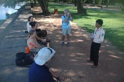 Yim Savy führt eine Gruppe deutscher Touristen durch Angkor.