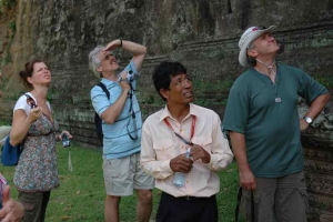 Yim Savy gibt Erklärungen zu den Details am Südtor von Angkor Thom.